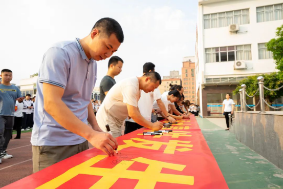 强化安全教育，预防溺水事件发生——我校举行防溺水安全教育签名仪式