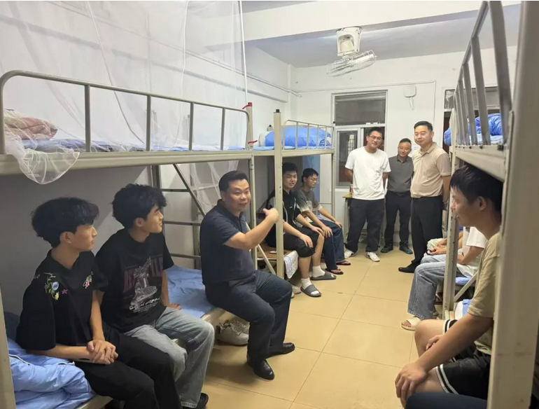 暖心关怀护航成长——校领导带队走访学生宿舍