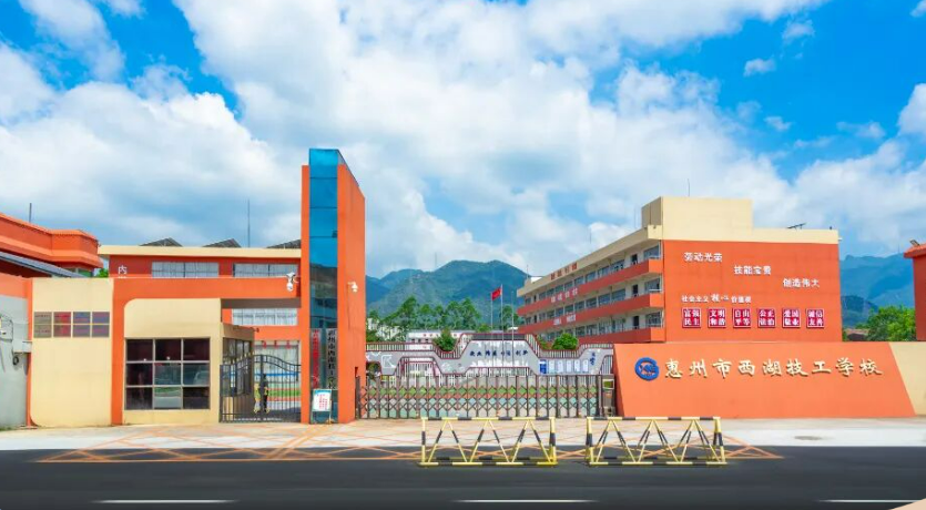 暖心关怀护航成长——校领导带队走访学生宿舍